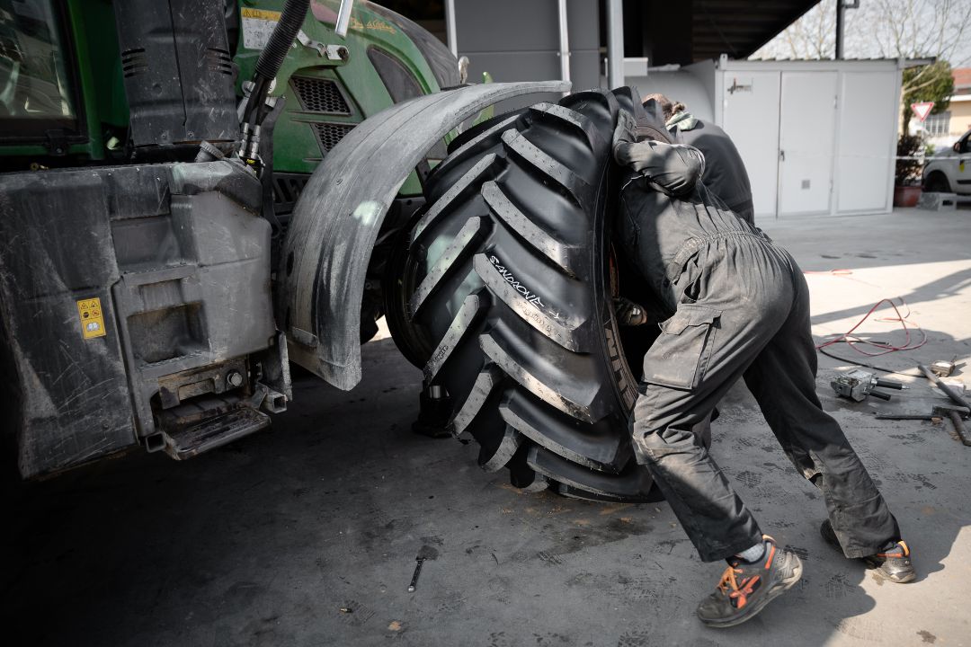 Tecnico Ermes Gomme spinge pneumatico agricolo grande formato trattore Fendt officina