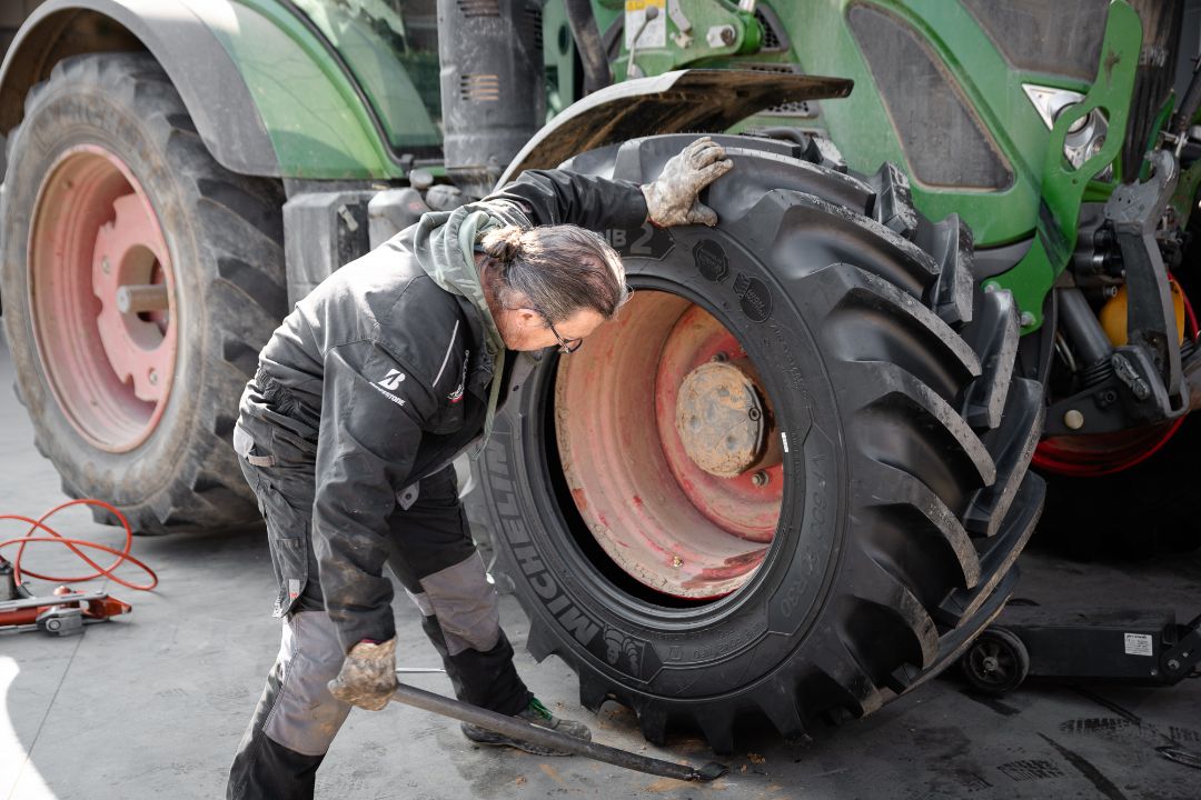 Tecnico Ermes Gomme monta pneumatico Michelin su trattore Fendt officina Poirino