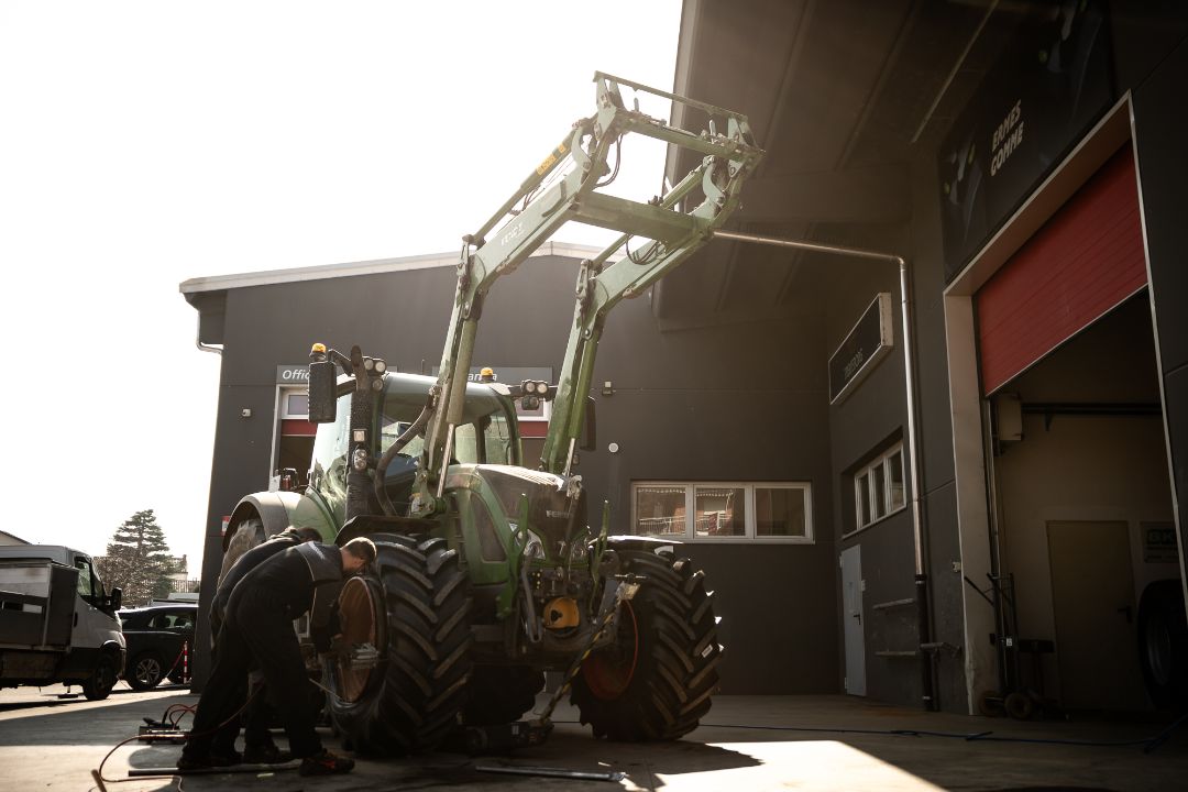 Trattore Fendt davanti all'officina Ermes Gomme Poirino - assistenza pneumatici agricoli