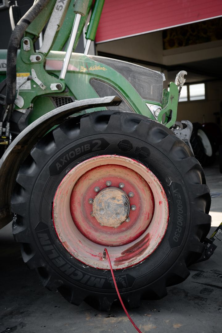 Pneumatico Michelin Axiobib 2 VF 600/60R30 montato su trattore Fendt officina Ermes Gomme