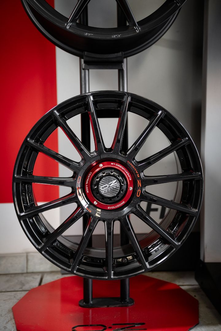 Cerchio OZ Racing Superturismo LM nero con anello rosso Central Lock su espositore