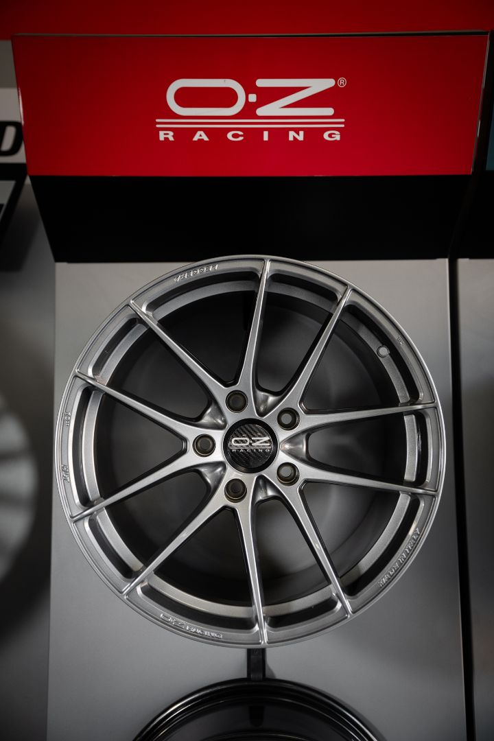 Cerchio OZ Racing grigio argento su espositore OZ Racing showroom Ermes Gomme
