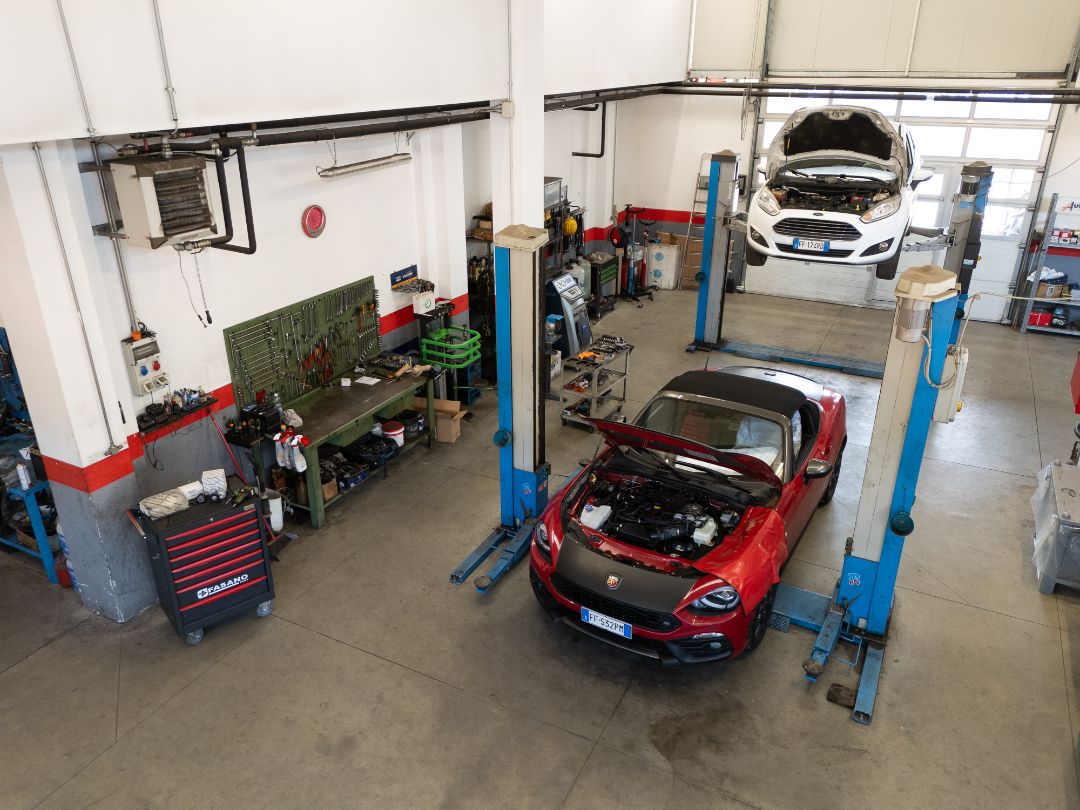 Officina meccanica Ermes Gomme vista dall'alto con auto sui ponti