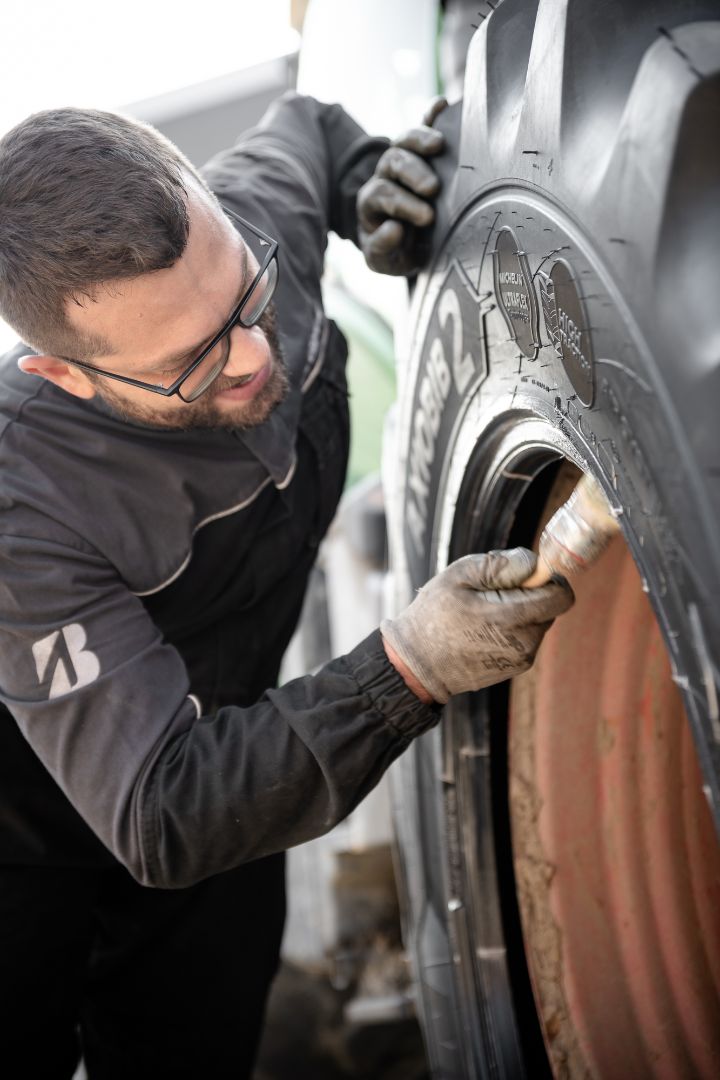 Tecnico Ermes Gomme al lavoro