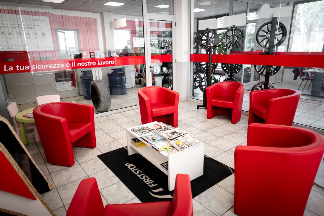 Sala attesa clienti Ermes Gomme con poltrone rosse First Stop