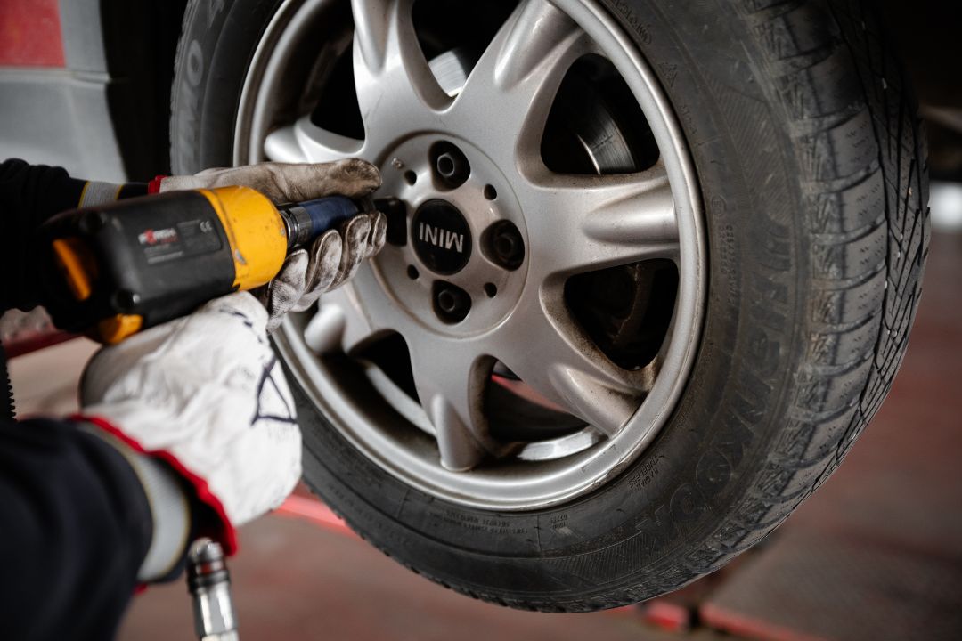 Tecnico Ermes Gomme smonta ruota con avvitatore pneumatico