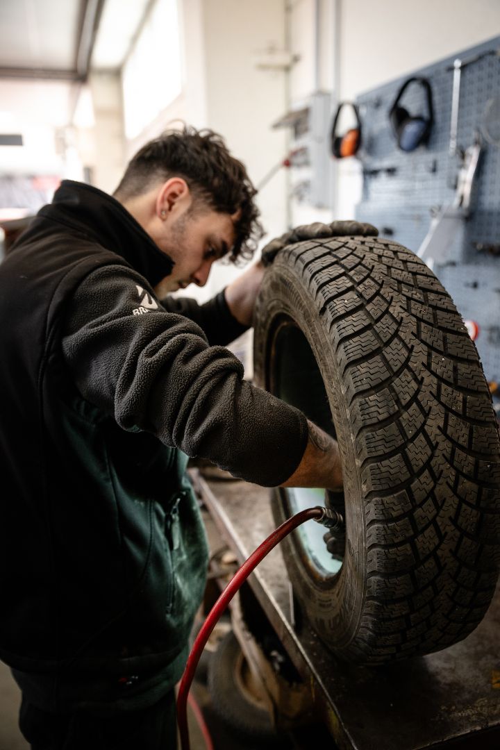 Tecnico Ermes Gomme monta pneumatico invernale