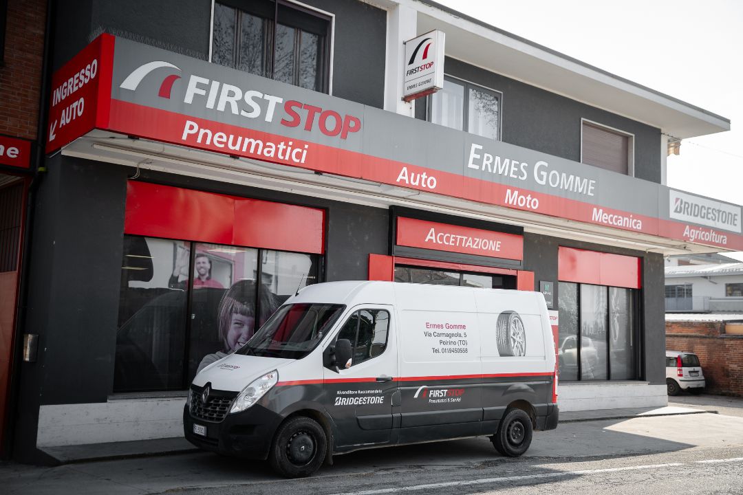 Ermes Gomme Poirino - sede e furgone First Stop Bridgestone