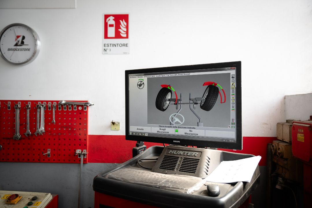 Monitor Hunter con grafica 3D assetto ruote durante misurazione convergenza Ermes Gomme Poirino