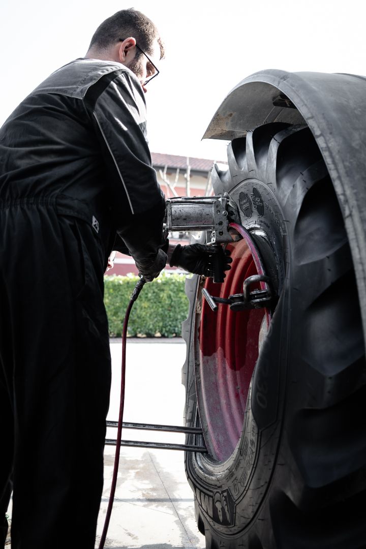 Interventi agricoli in campo Ermes Gomme Piemonte