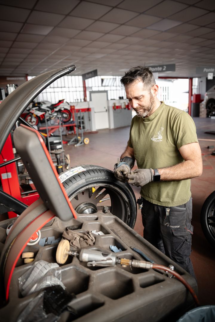Ermes Gomme officina Poirino