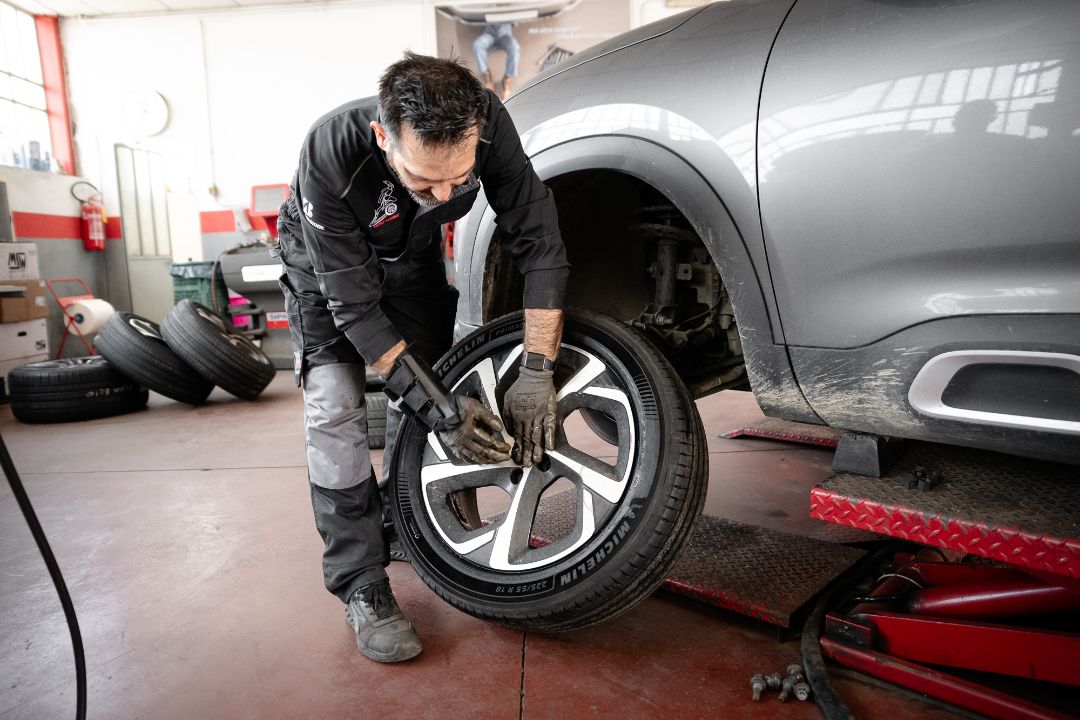 Montaggio pneumatici auto moto Ermes Gomme Poirino