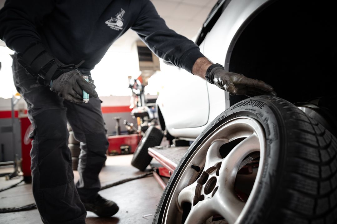 Montaggio pneumatici auto moto Ermes Gomme Poirino
