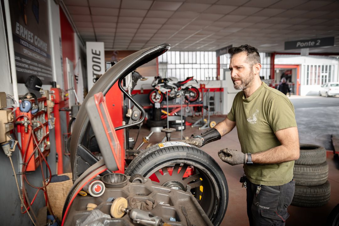 Montaggio pneumatici auto moto Ermes Gomme Poirino