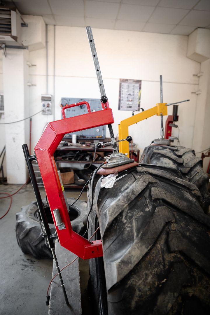 Vulcanizzazione pneumatico agricolo Ermes Gomme Poirino