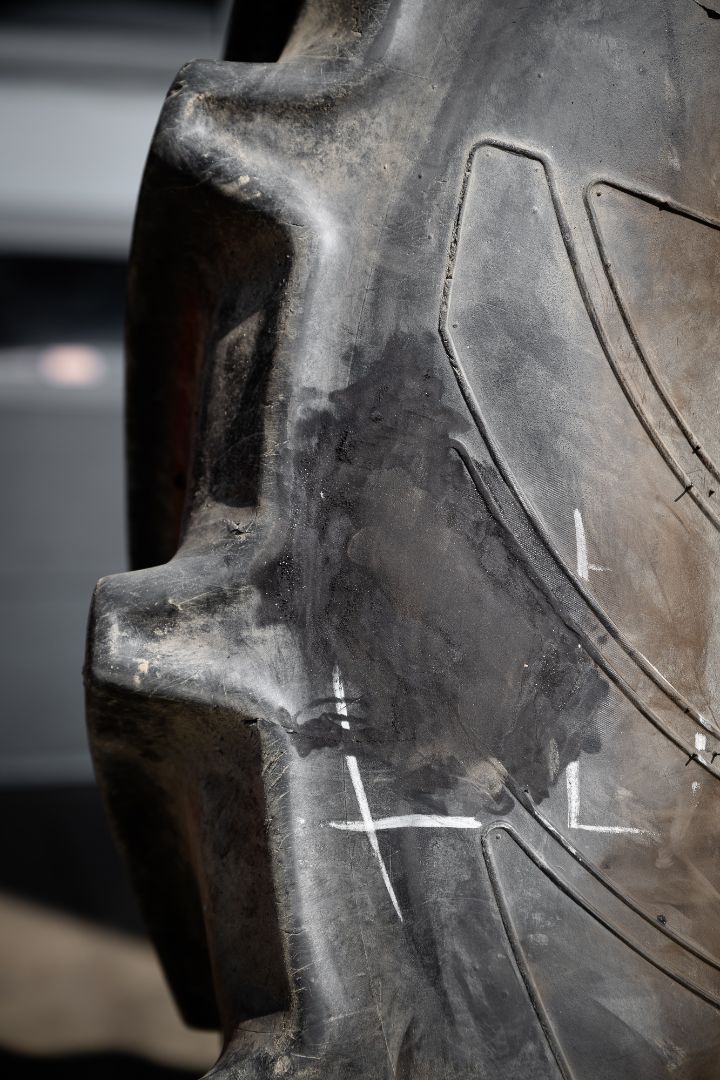 Vulcanizzazione pneumatico agricolo Ermes Gomme Poirino