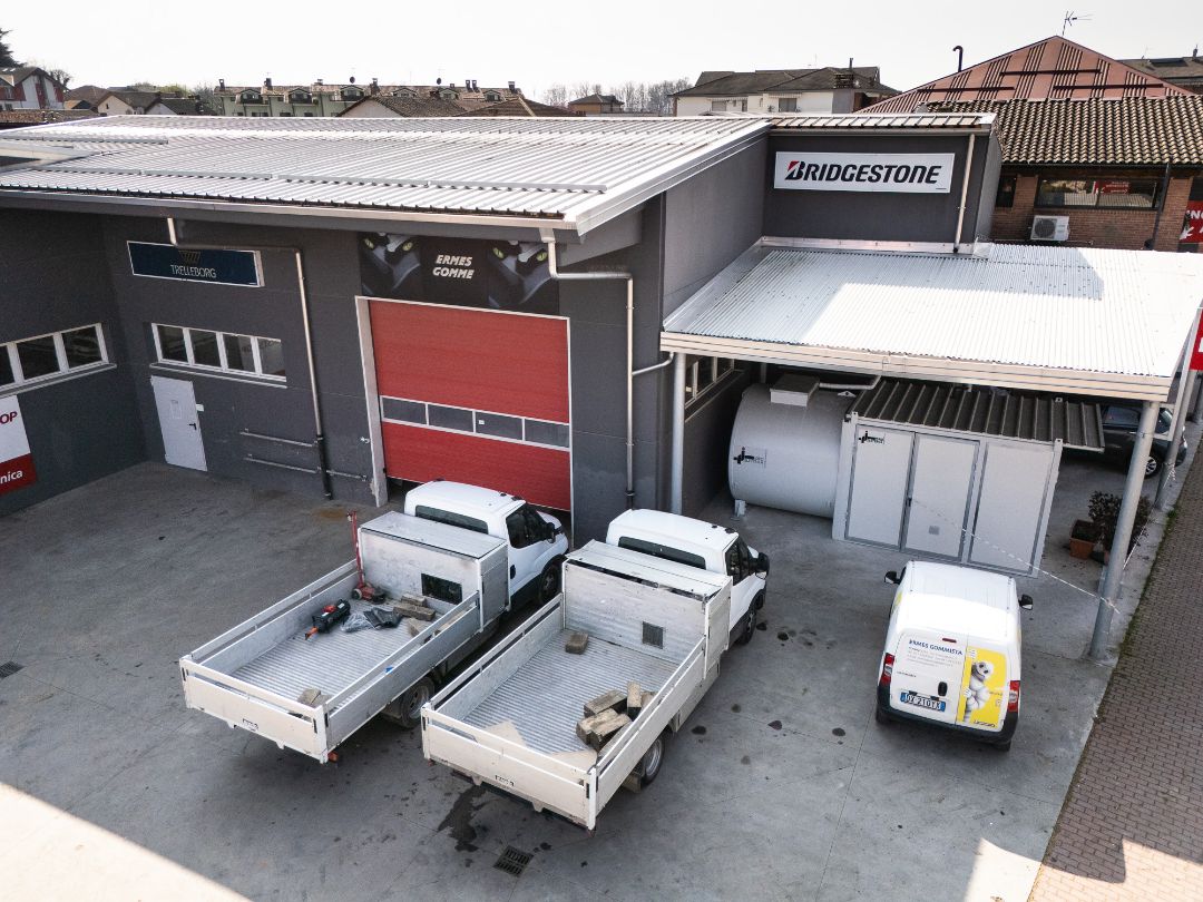 Furgone officina mobile Ermes Gomme per assistenza pneumatici agricoli in campo Piemonte