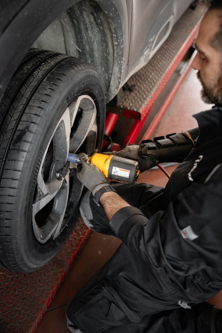 Tecnico Ermes Gomme smonta ruota Michelin con avvitatore a impulsi officina Poirino