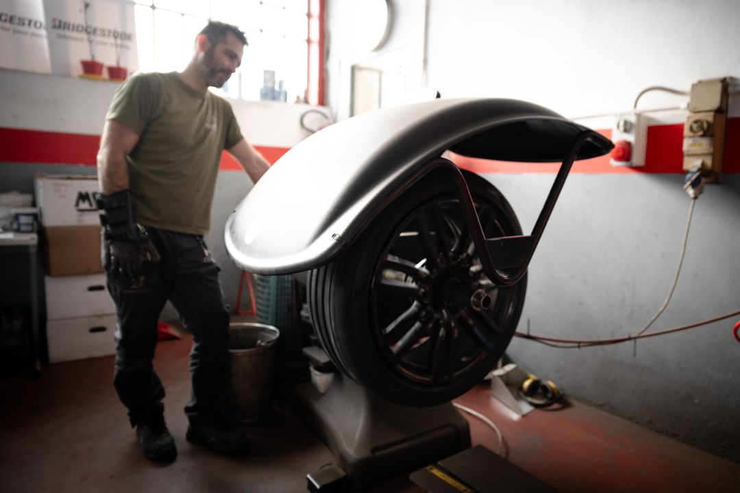 Tecnico Ermes Gomme monta pneumatico su smontagomme professionale Poirino