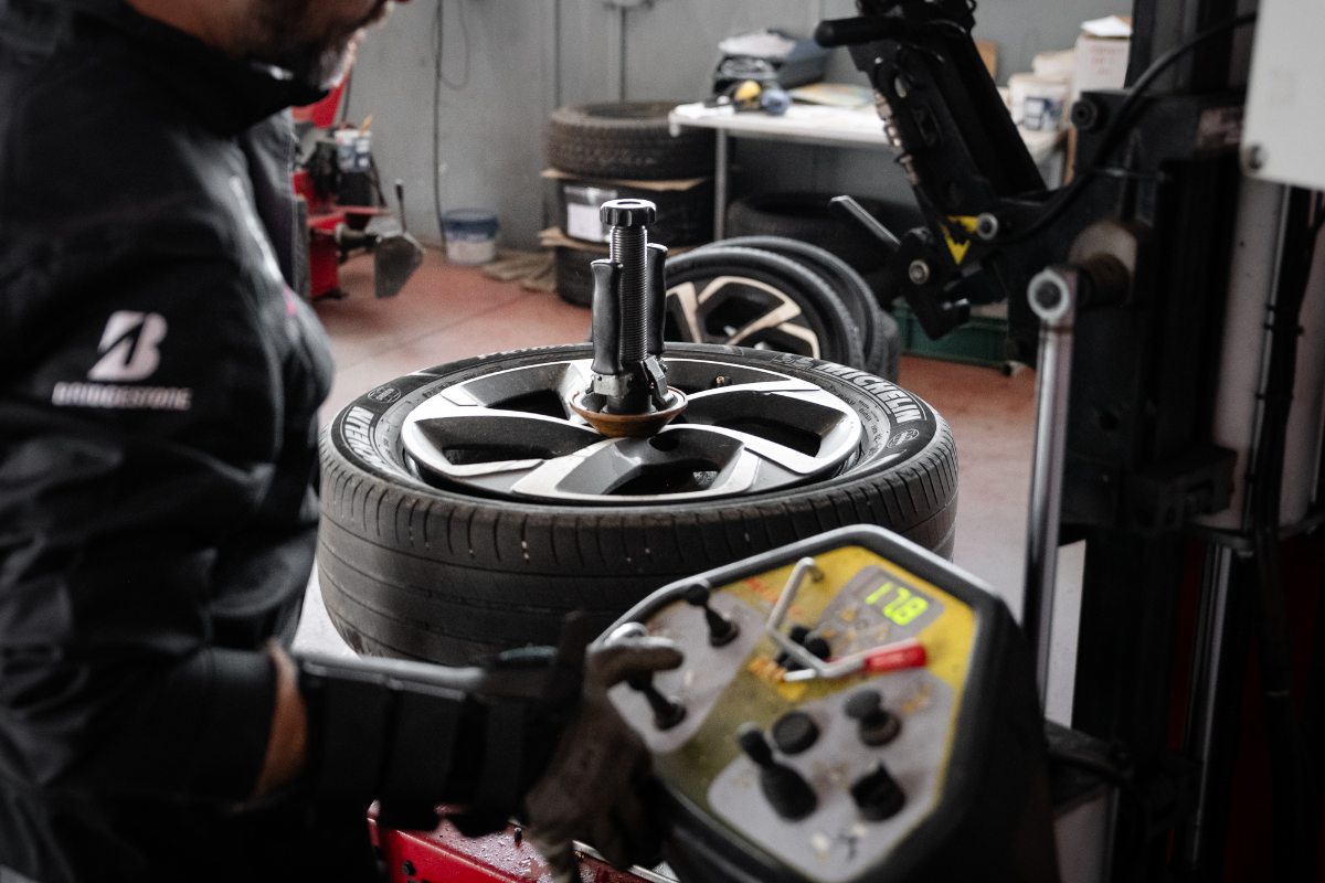Tecnico Ermes Gomme equilibra pneumatico Michelin