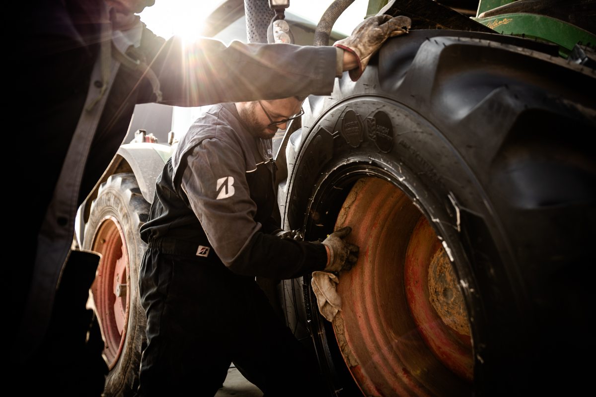 Tecnico Ermes Gomme su trattore, assistenza agricola Piemonte