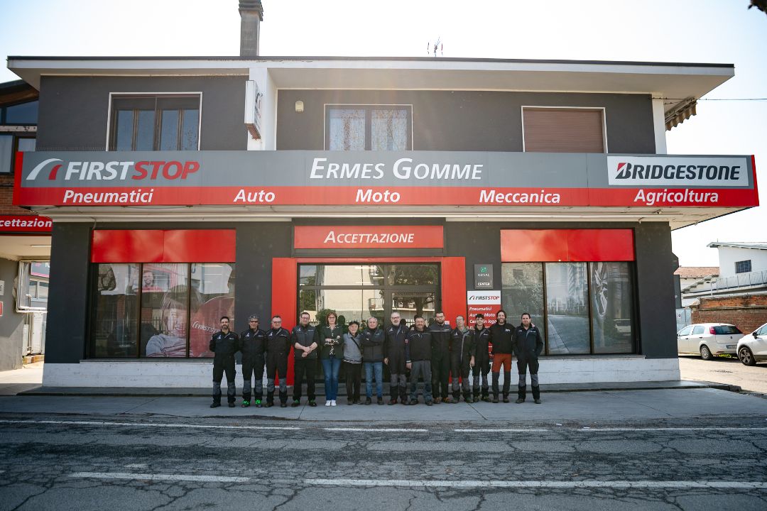Il team completo di Ermes Gomme davanti alla sede di Poirino