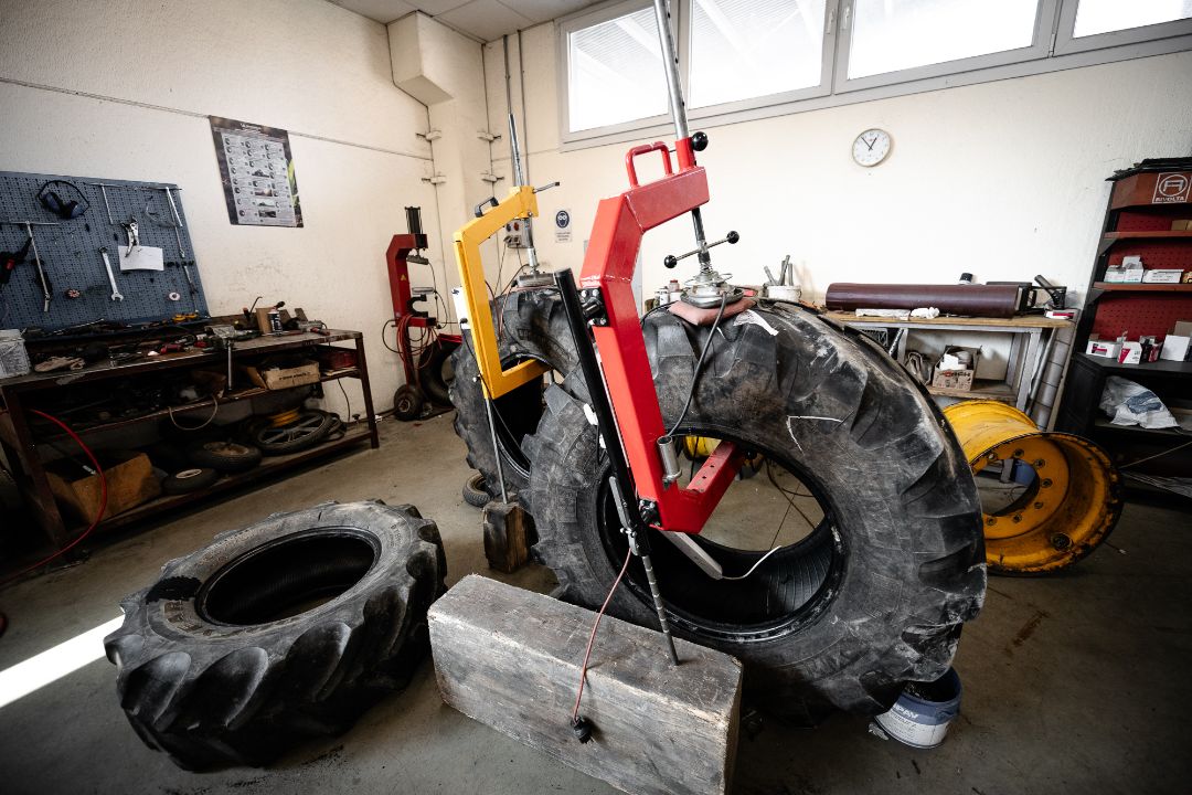 Tecnico Ermes Gomme esamina pneumatico agricolo per valutazione vulcanizzazione