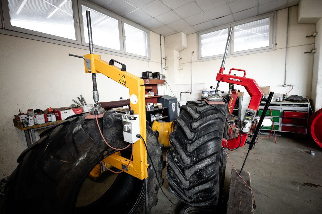 Pneumatico agricolo in officina Ermes Gomme dopo valutazione tecnica vulcanizzazione
